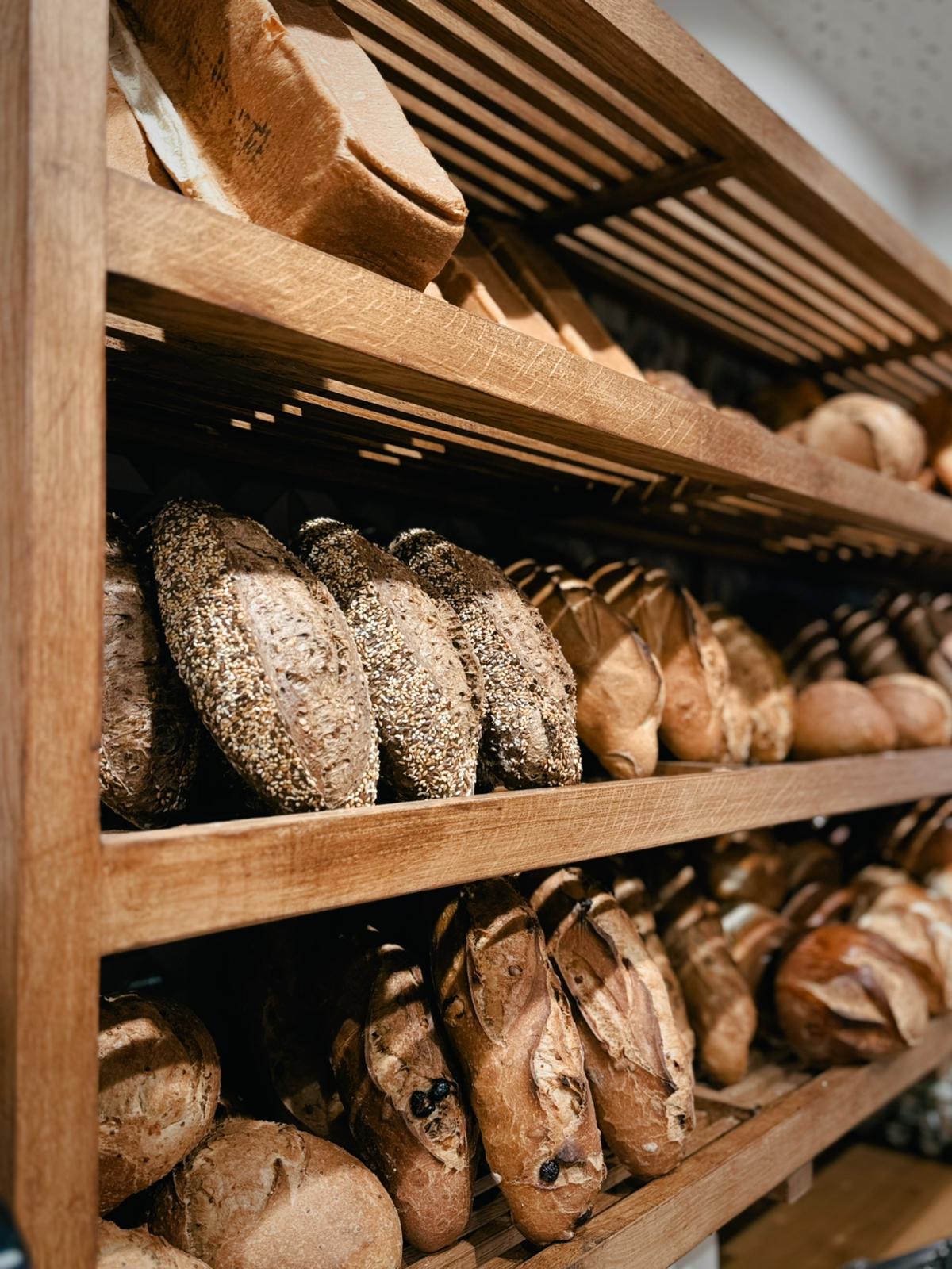 Étagère de pains spéciaux au levain