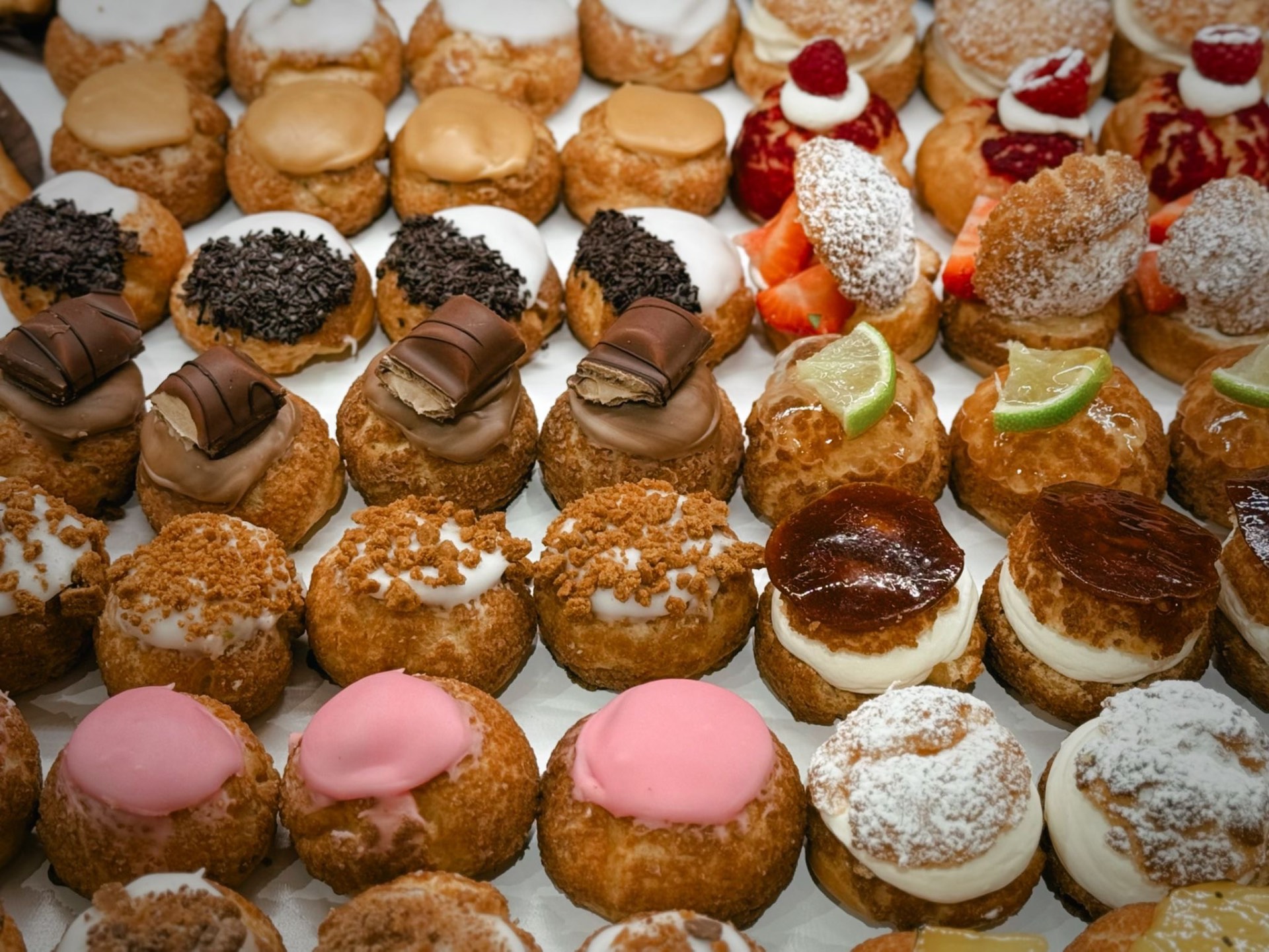 Vitrine colorée de choux pâtissiers