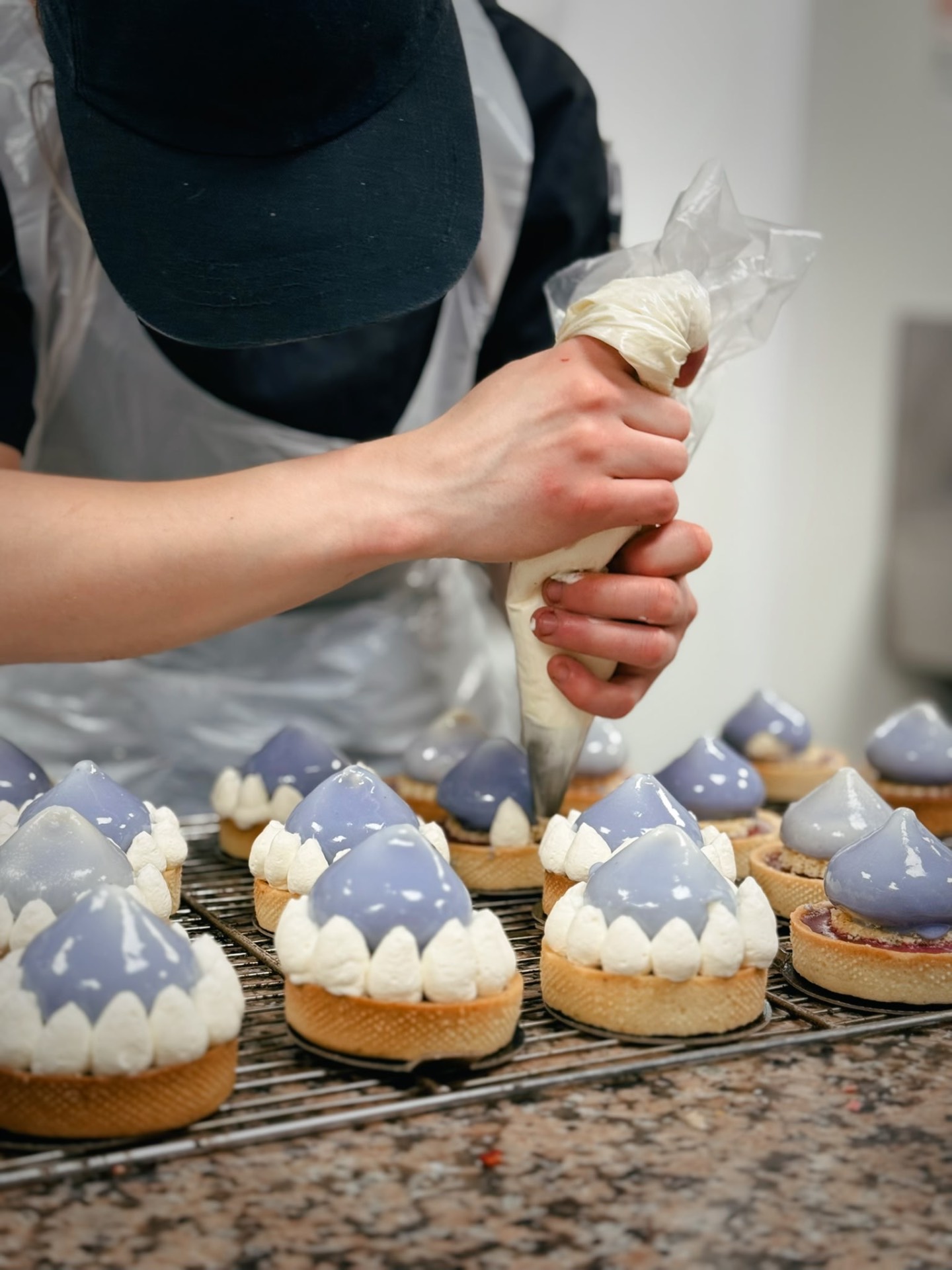 Portrait d'un jeune apprenti boulanger souriant dans son atelier
