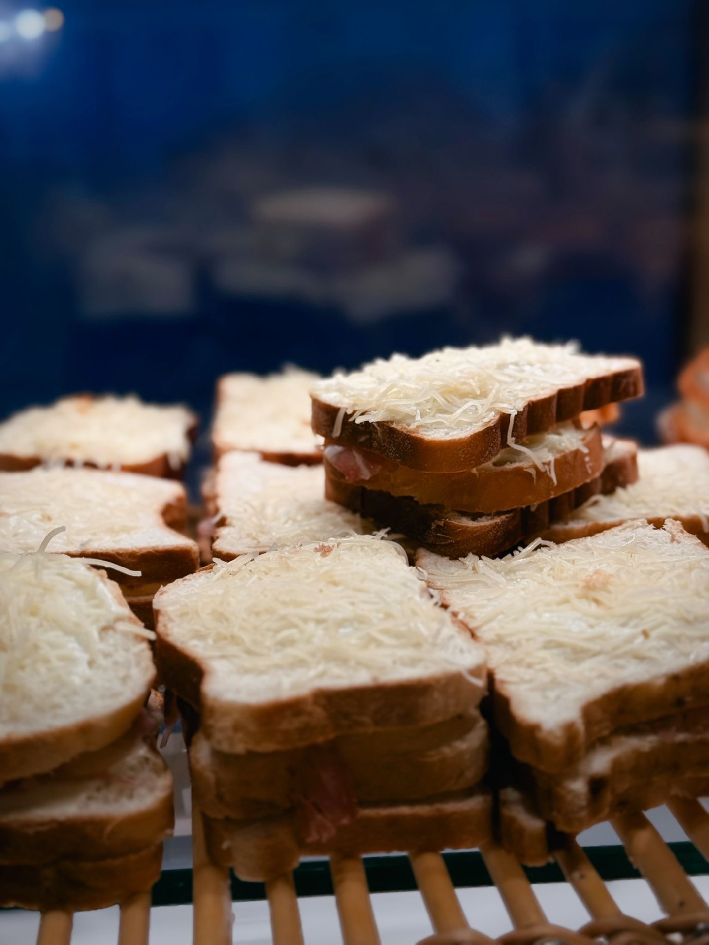 Croque-monsieur gratinés au fromage râpé