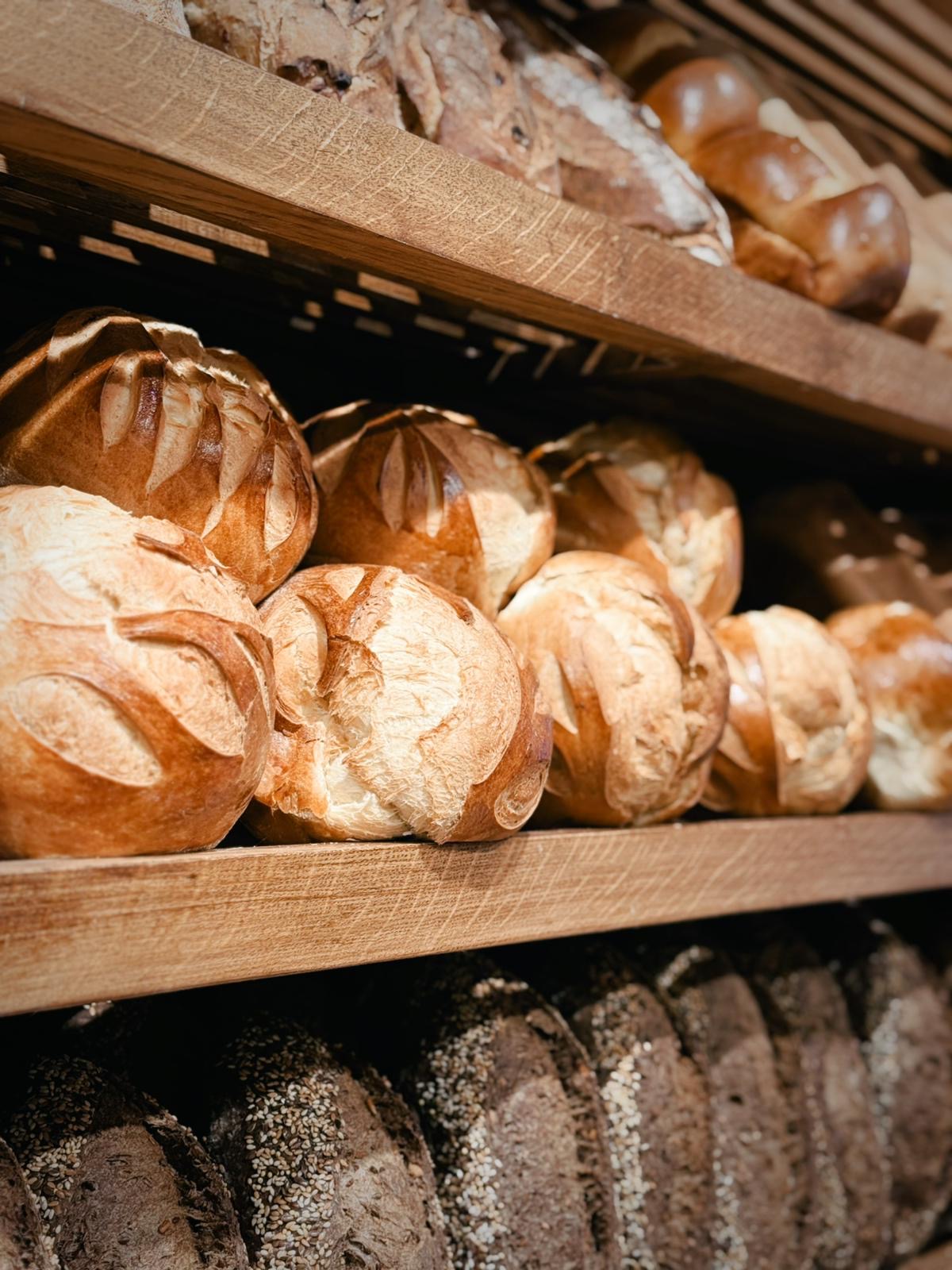 Miches de pain rustiques scarifiées