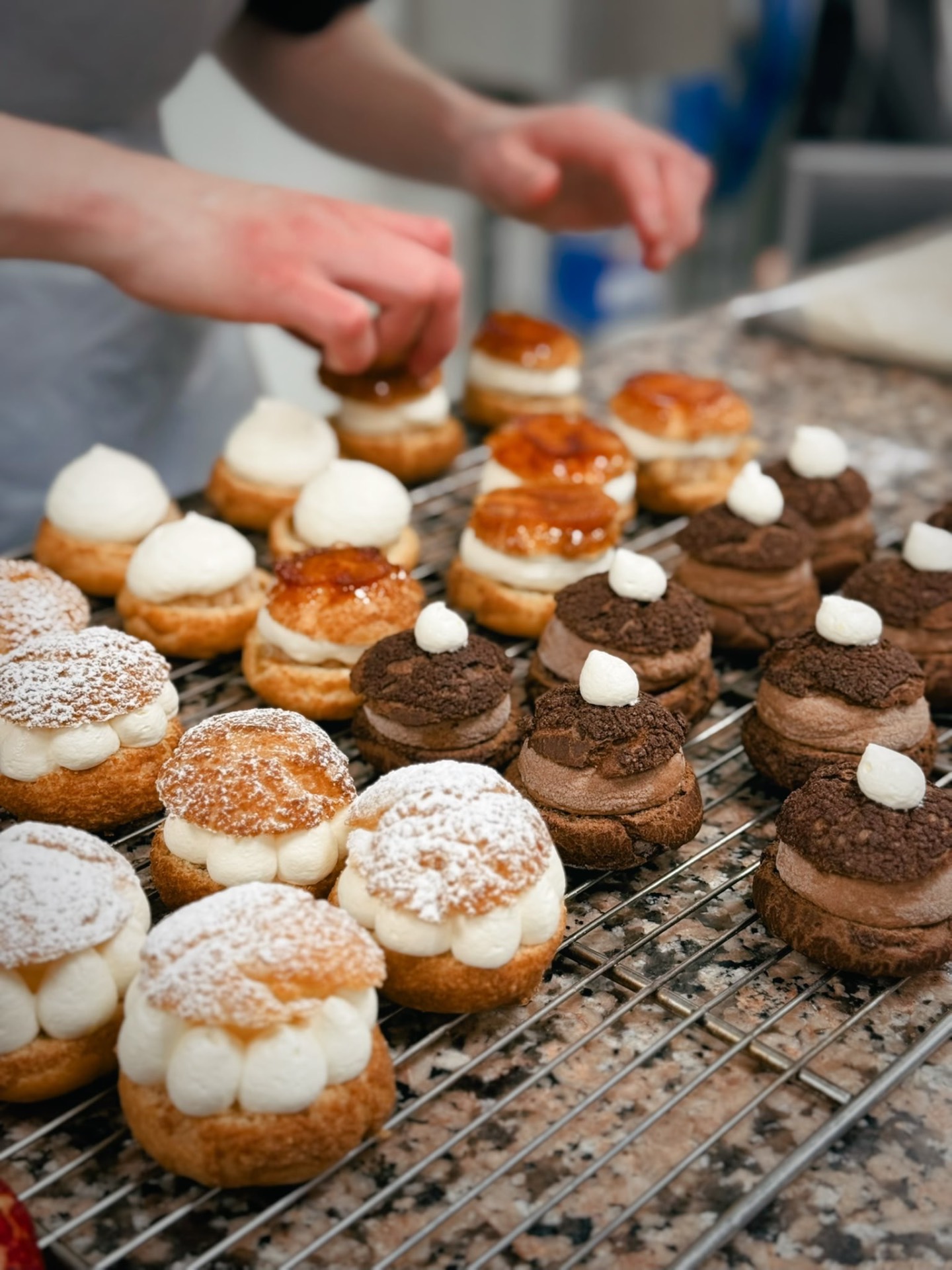 Assortiment de choux vanille, caramel et chocolat sur grille