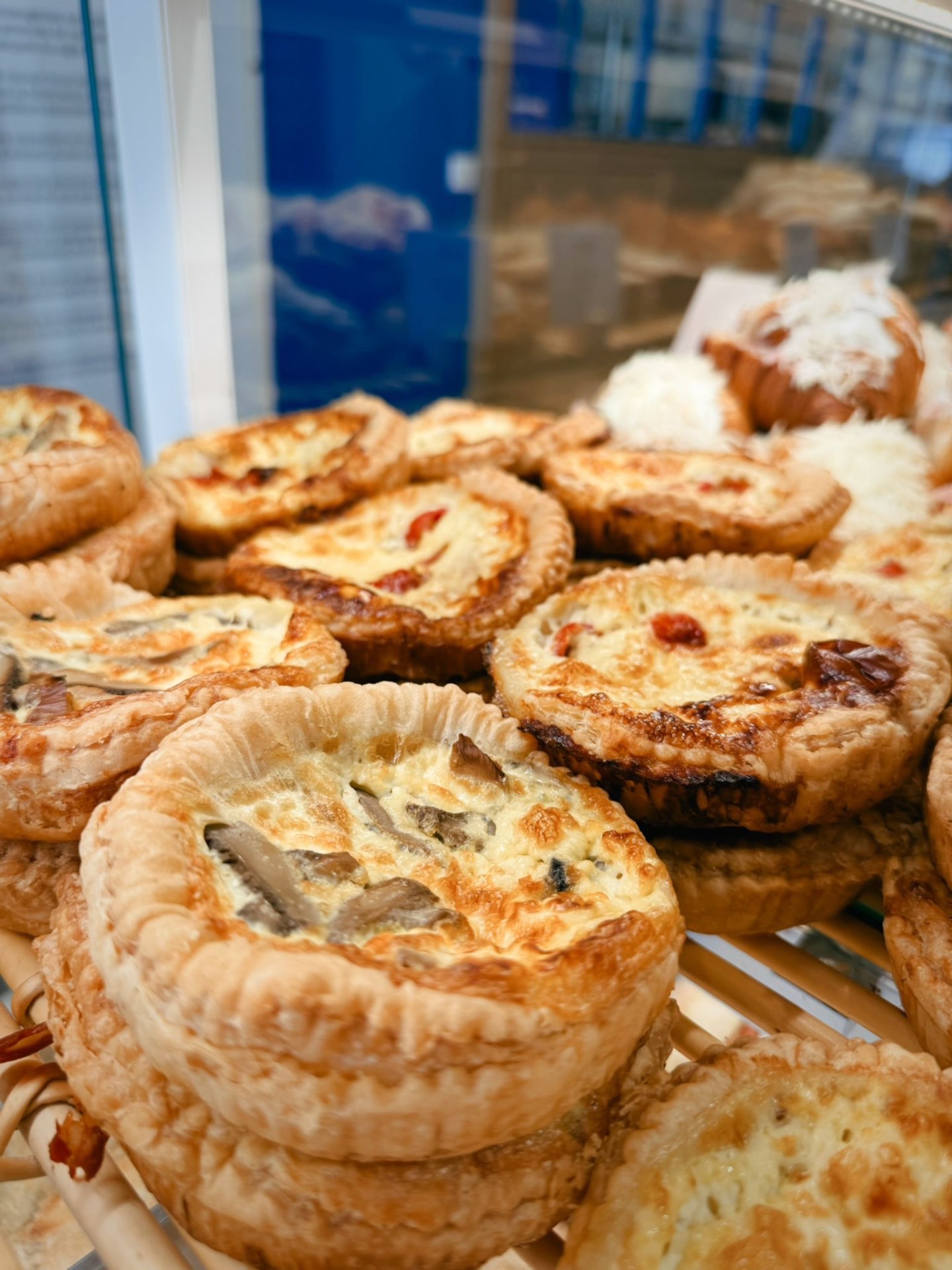 Quiches et tartes salées en vitrine