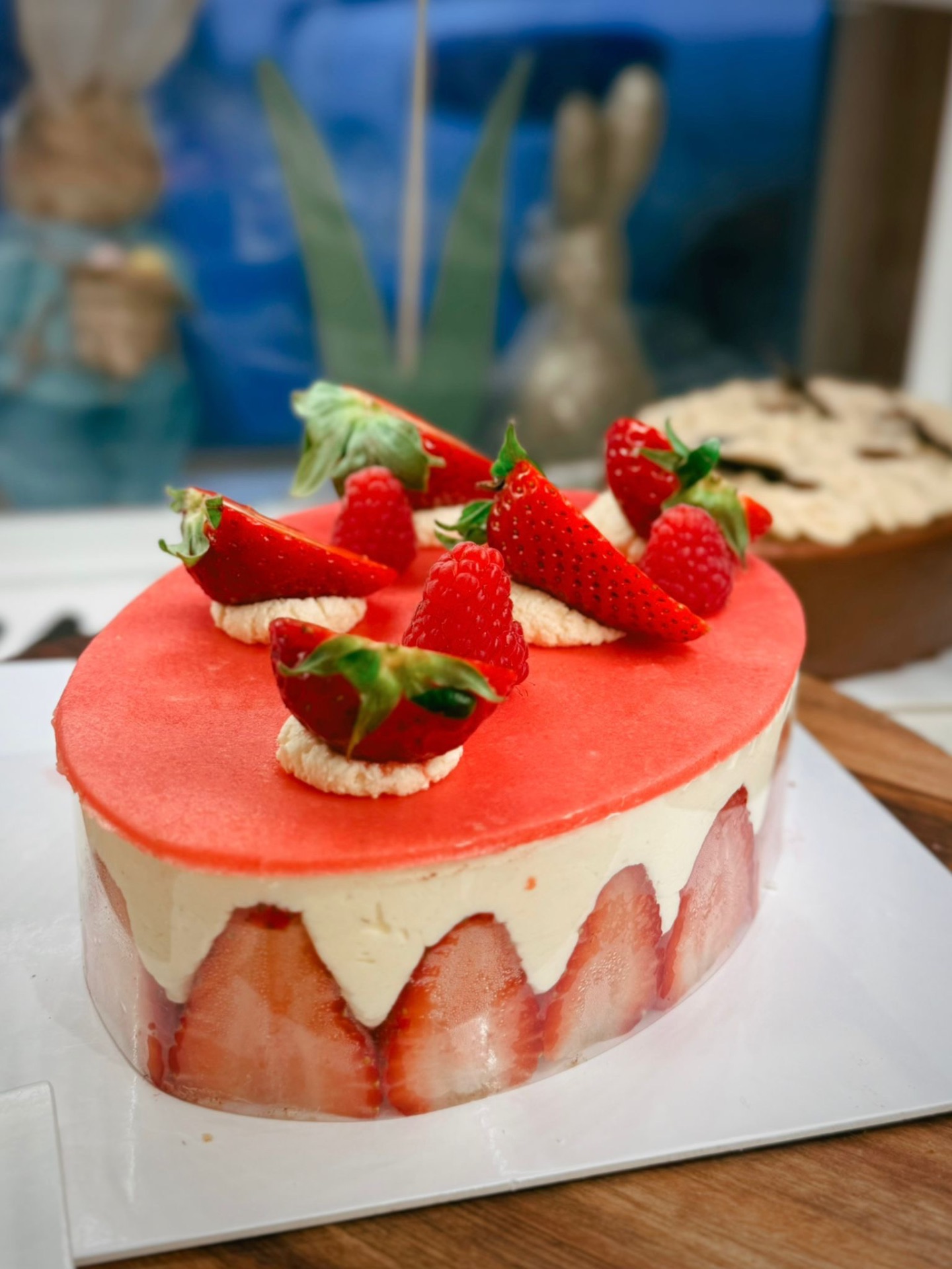 Fraisier traditionnel à la pâte d'amande rouge