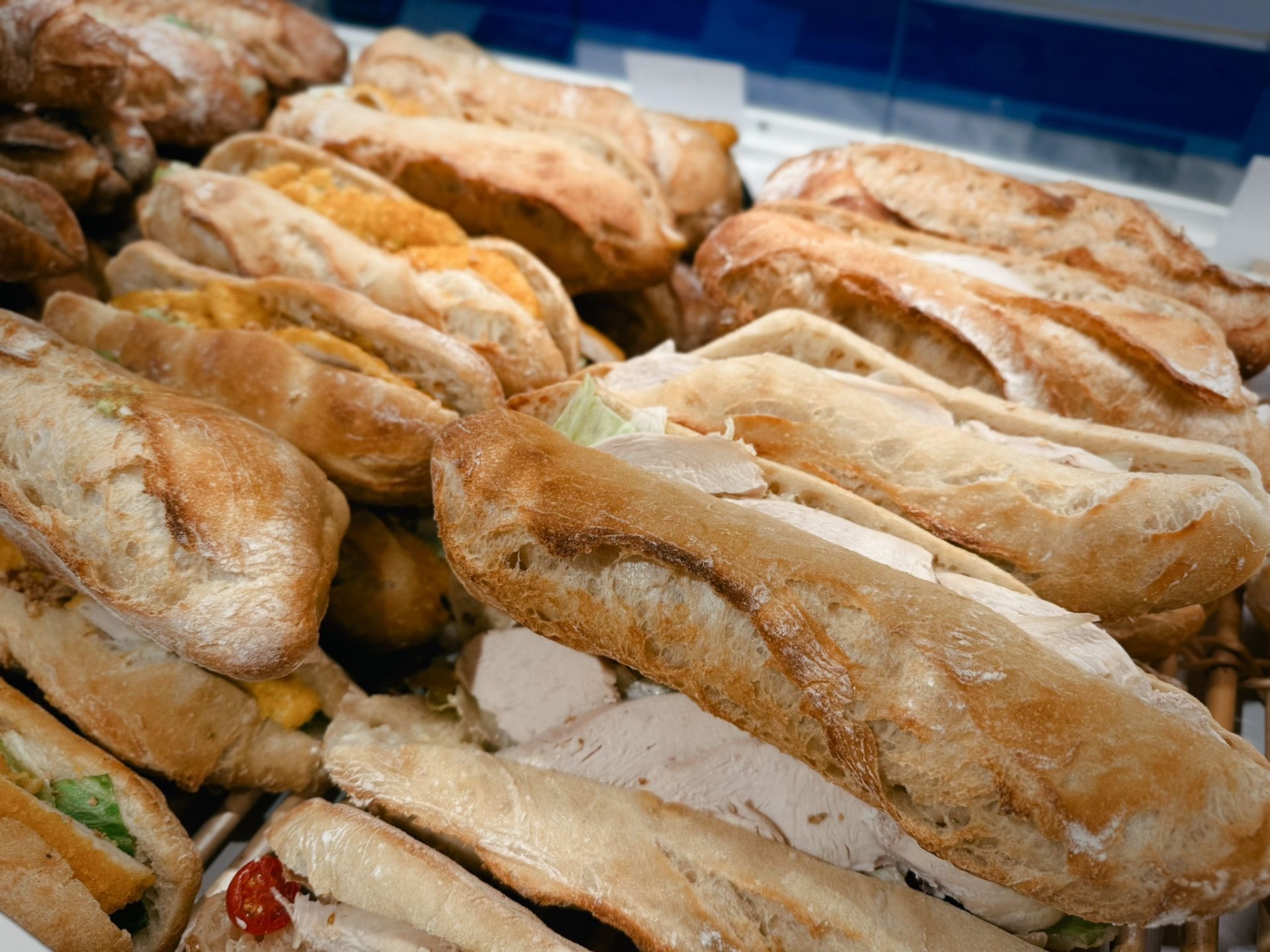 Sandwichs baguette garnis poulet et crudités