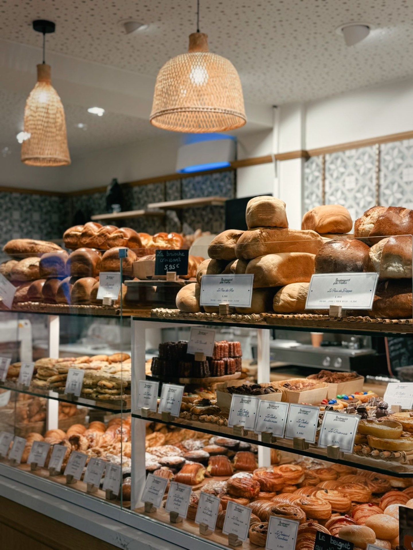 Vitrine de la boutique avec pains, viennoiseries et pâtisseries