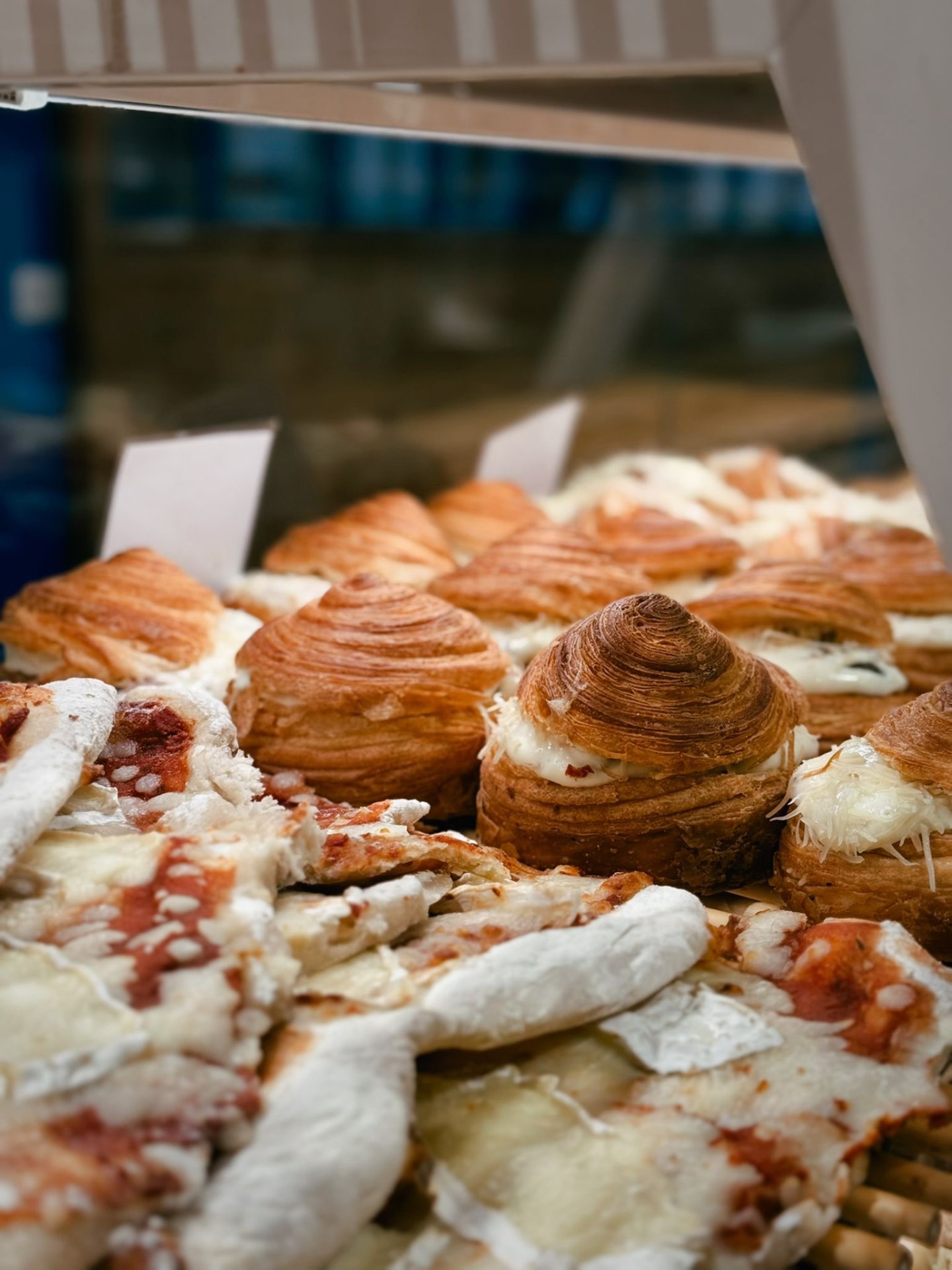 Feuilletés, pizzas et viennoiseries salées en vitrine