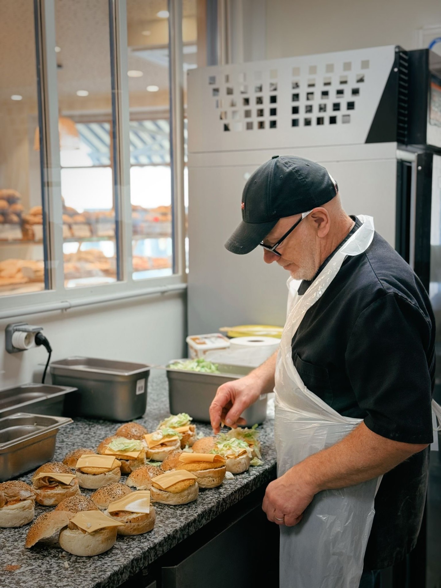 Préparation artisanale des sandwichs du jour