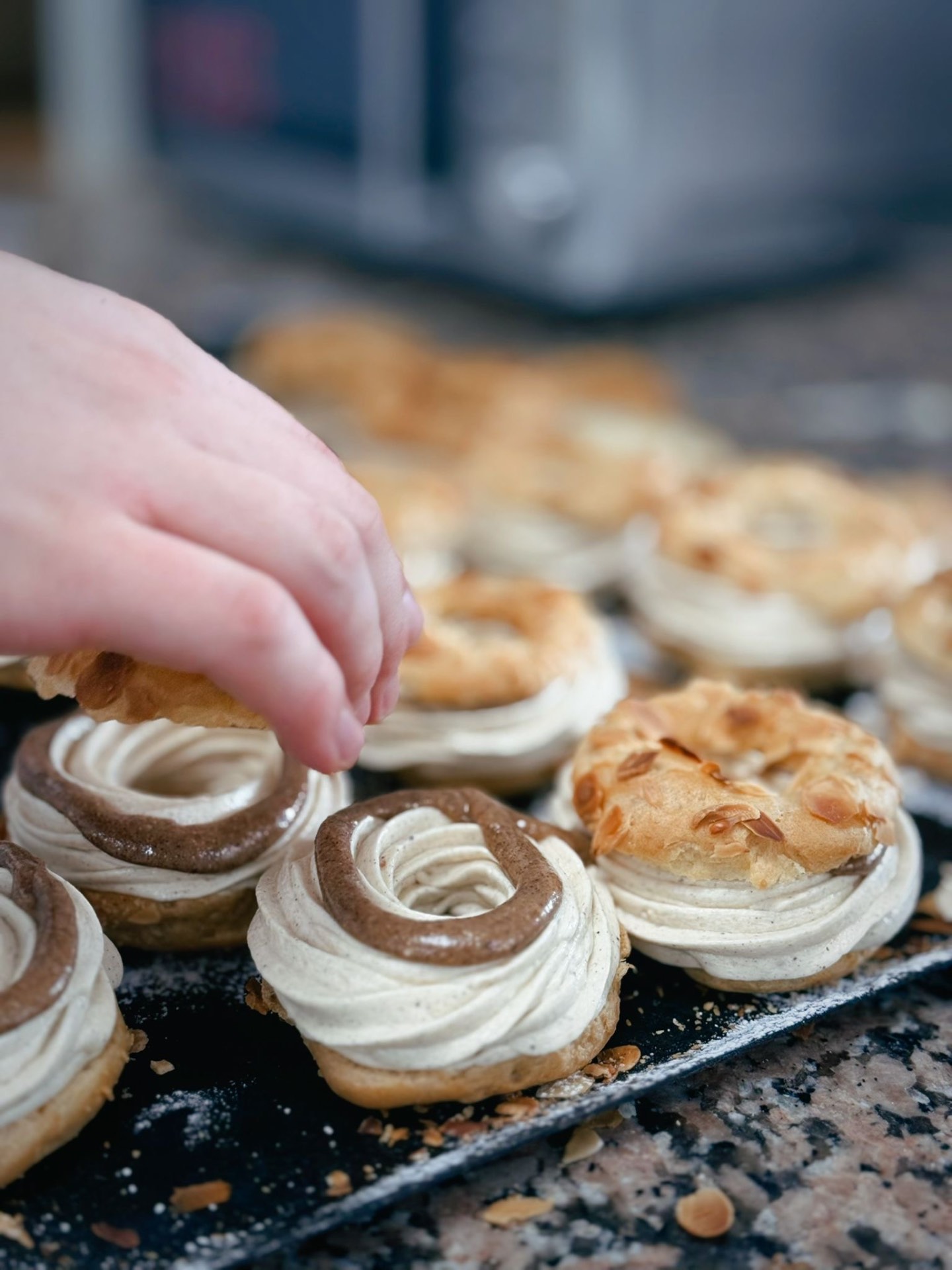 Paris-Brest fraîchement dressés à la crème pralinée