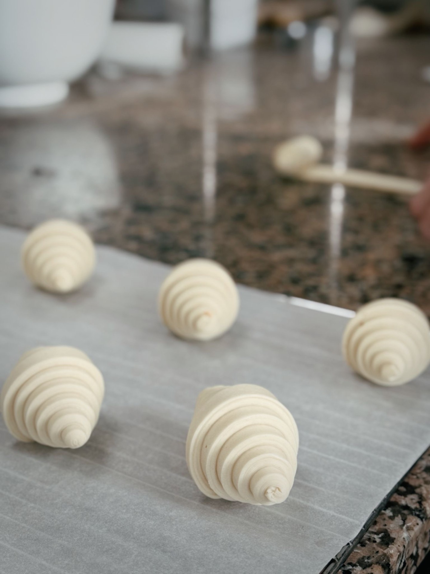 Façonnage de pâte au fournil