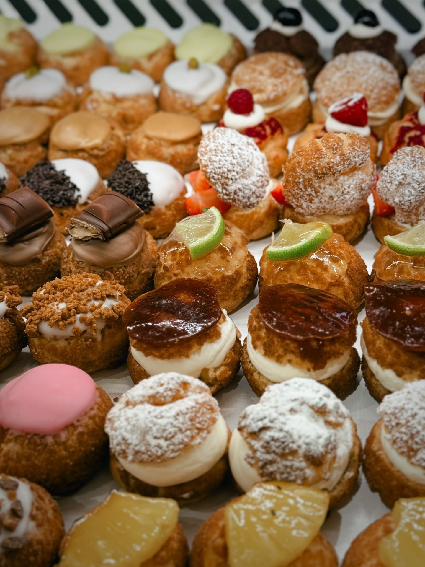 Assortiment de choux gourmands aux parfums variés